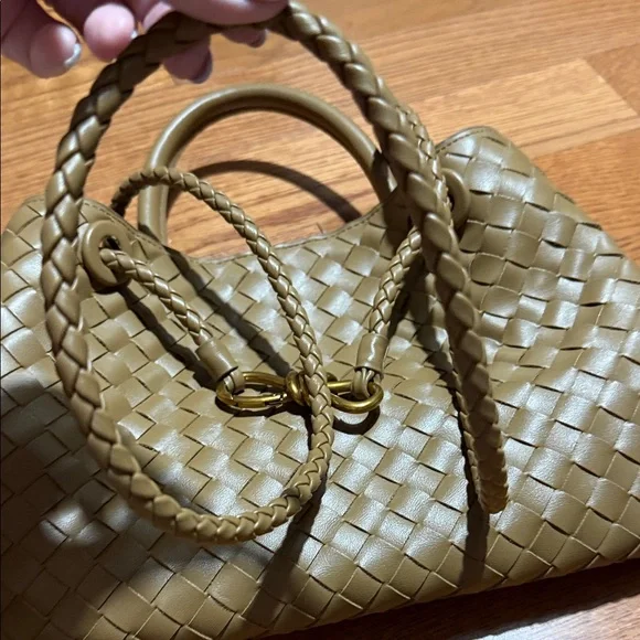 Elegant Tan Woven Handbag - Picture 9 of 9